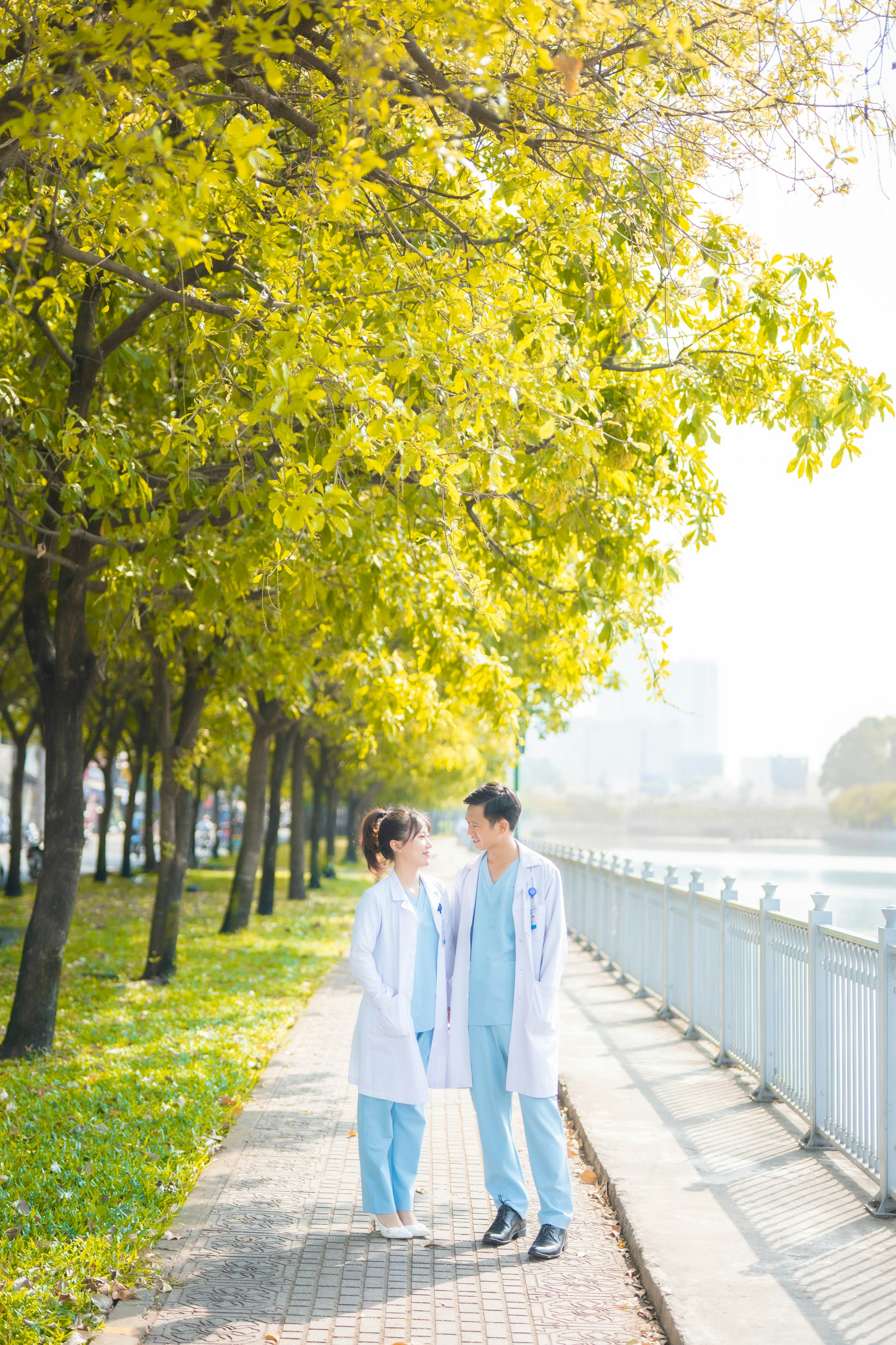 Two doctors talk outside. Photo by Q A Trần on Unsplash